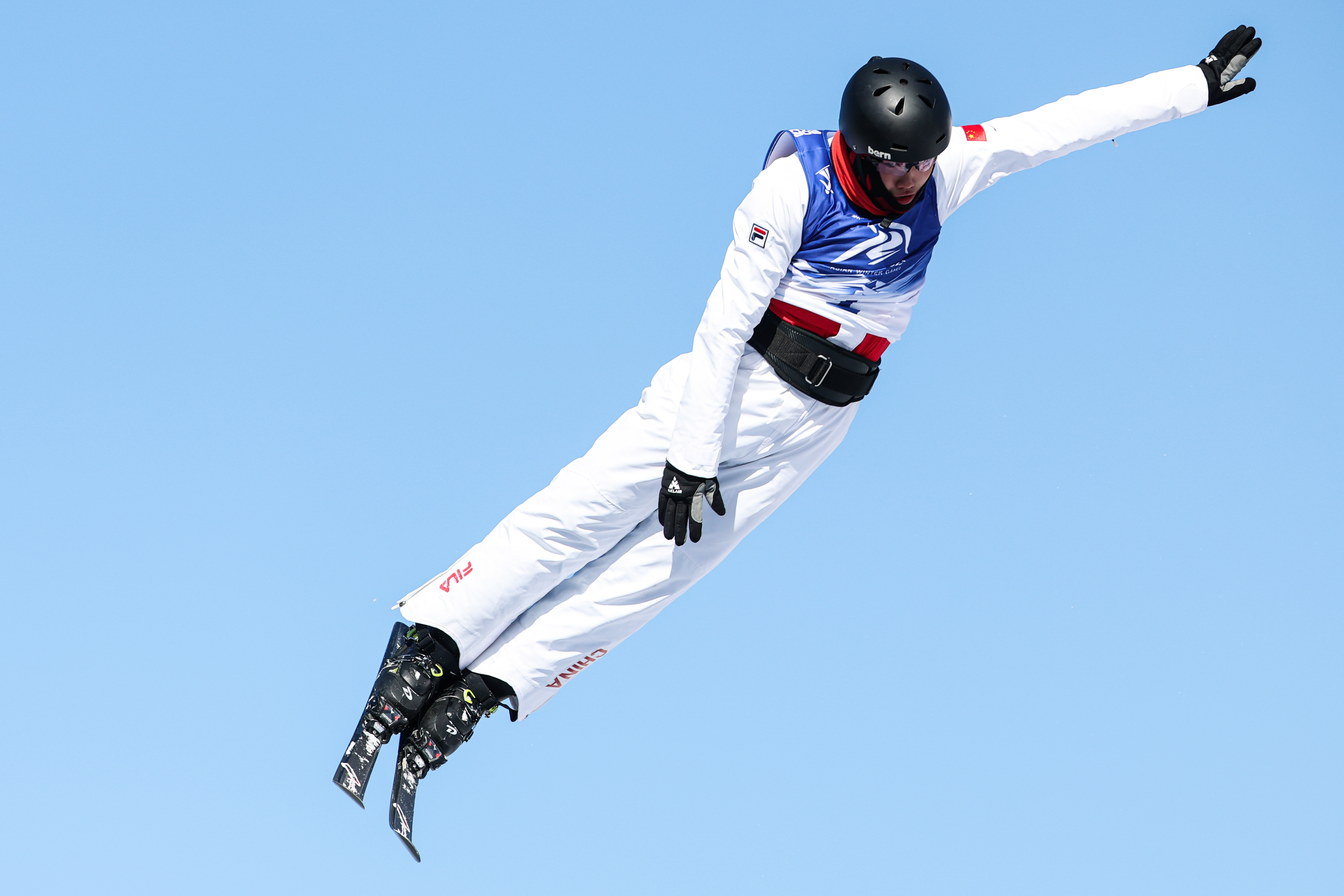 PG在线网站-奥地利滑雪运动员秀出绝佳动作，斩获银牌